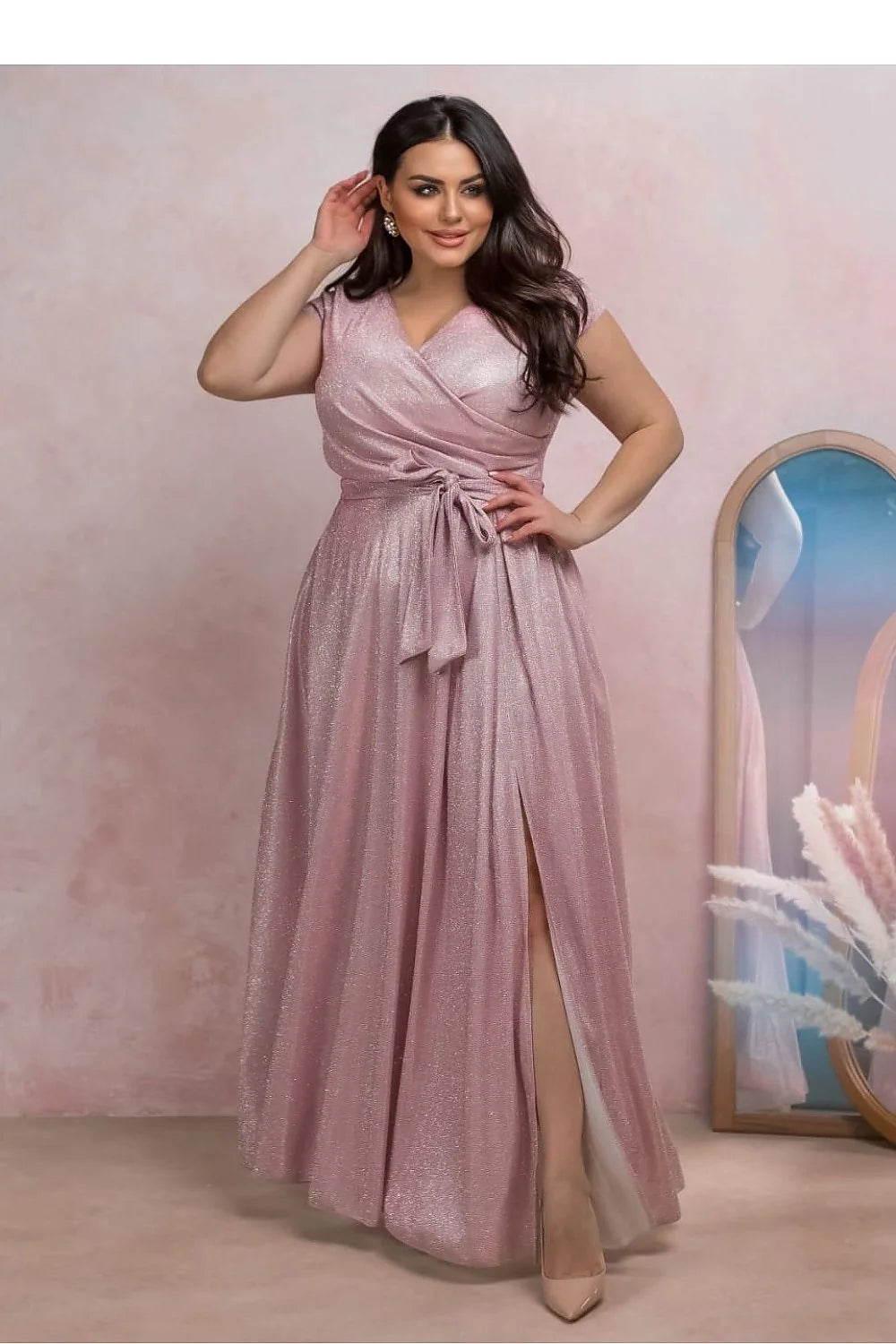 Robe de soirée élégante pour femme en tissu scintillant couleur rose pâle encolure cache-cœur manches courtes silhouette empire ceinture à noue fente frontale