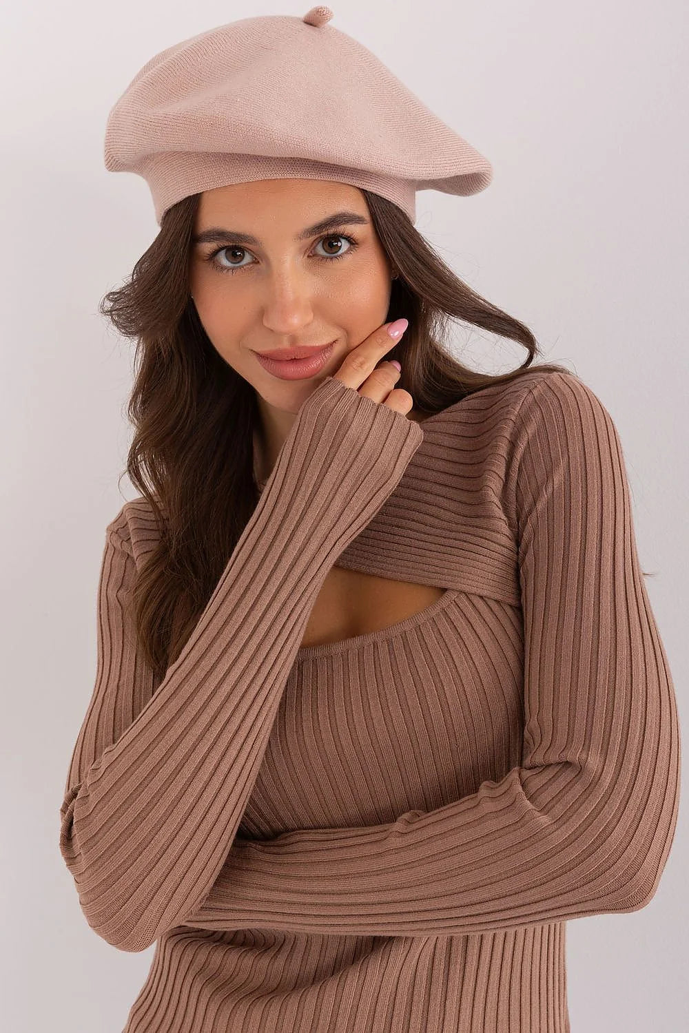 Béret élégant en acrylique coton cachemire rose pâle design parisien pour femmes avec pull côtelé brun taupe