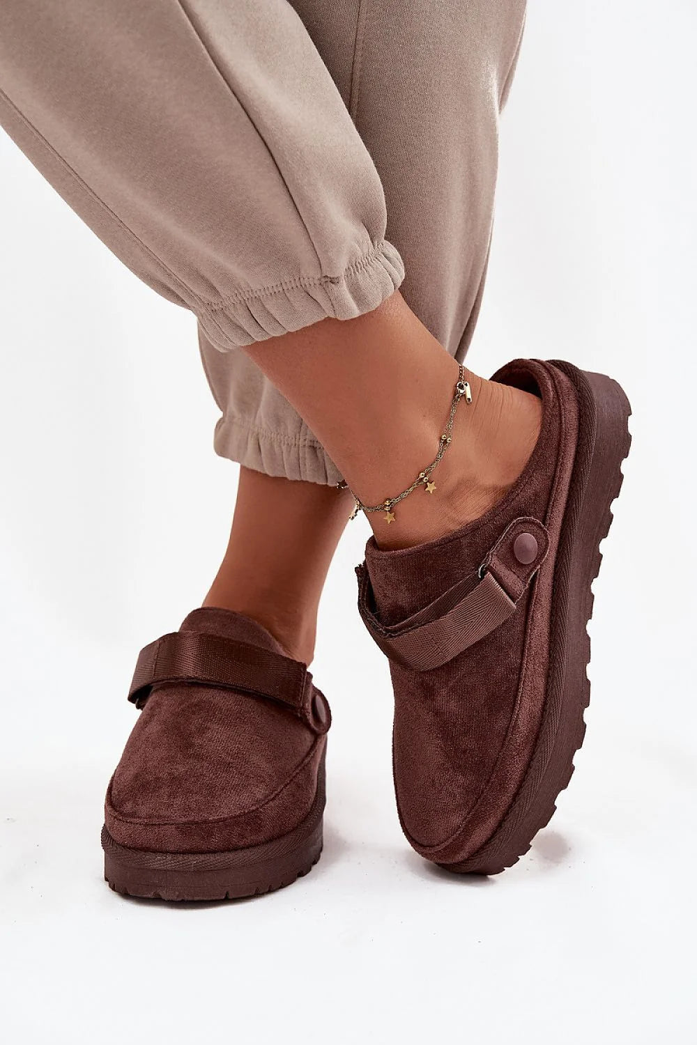 mules femme suédine écologique chocolat plateforme 4 cm doublure fourrure semelle crantée caoutchouc bride amovible velcro maintien ajustable confortable décontracté