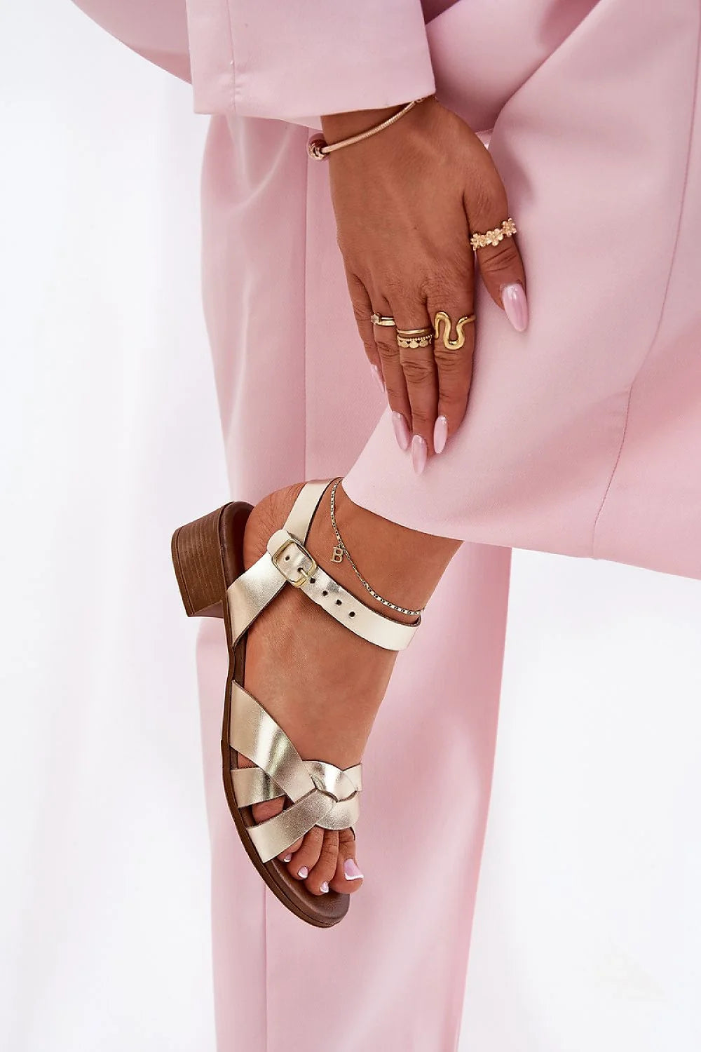 Sandales à talons Step in style sandales femmes cuir naturel talon bas style moderne ouvert orteils lanières entrecroisées ajustables boucle dorée confort été