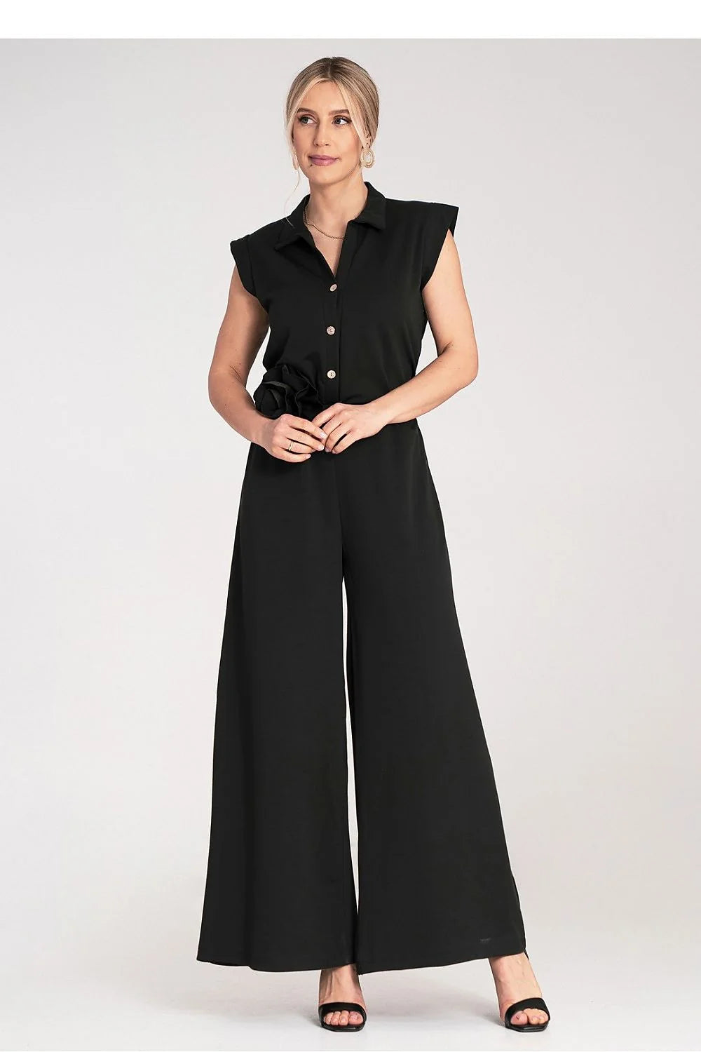 combinaison Figl noire élégante intemporelle sans manches ceinture fleur textile col chemisier boutons nacrés taille cintrée jambes larges