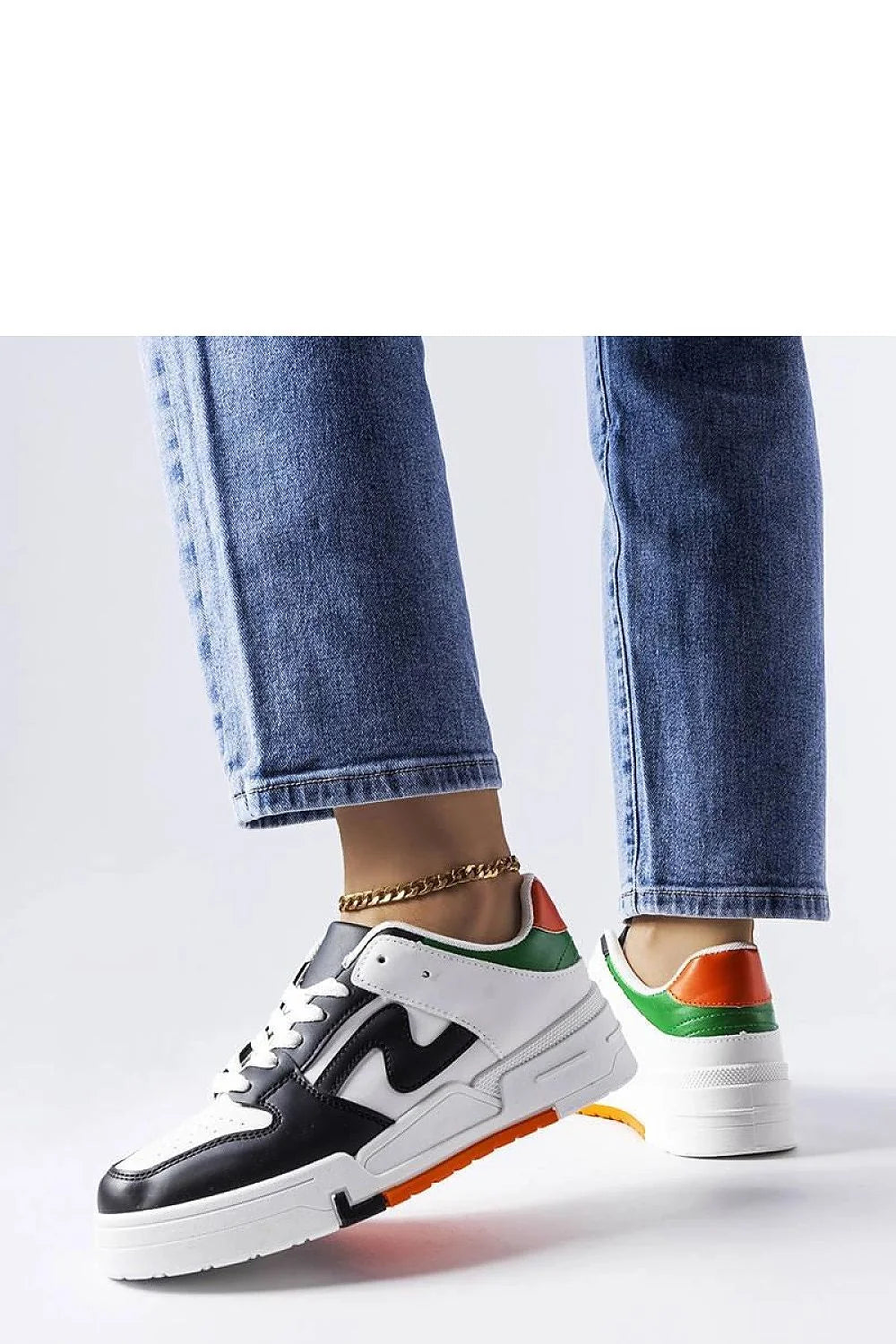 Baskets pour femmes design moderne tendance noir blanc accents verts orange perforations semelle épaisse lacets ajustables respirant confortable versatile