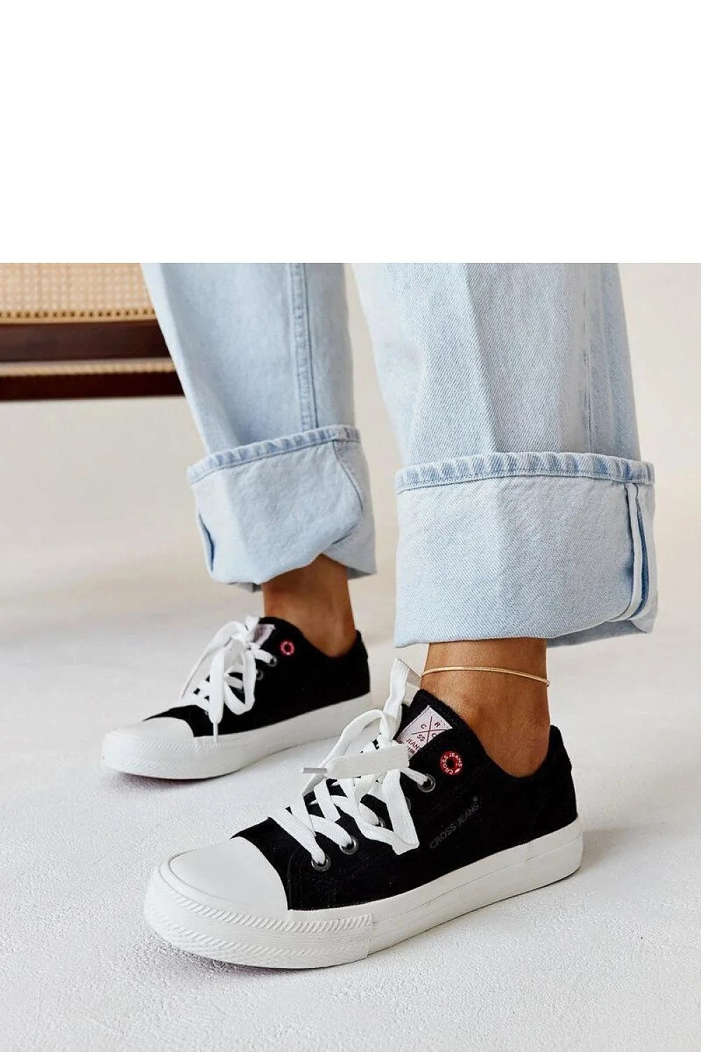 baskets solea femmes noires toile urbain minimaliste confort inégalé coupe basse semelle caoutchouc blanche embout renforcé oeillets métalliques