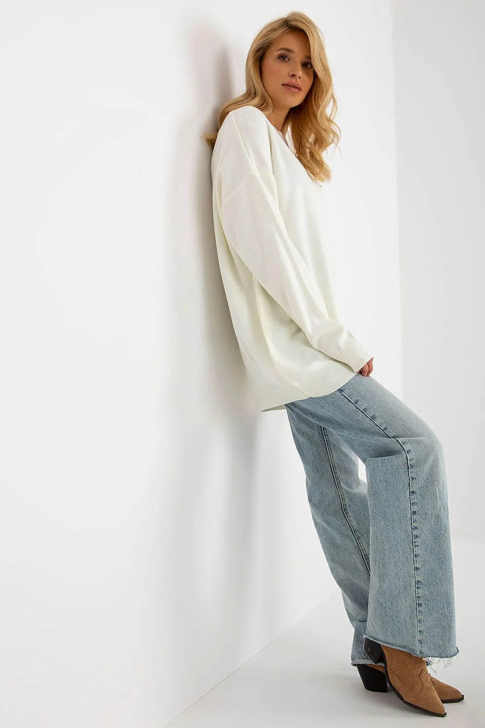 Pull-over ample pour femme design minimaliste blanc cassé tricot fin coupe large manches longues poignets côtelés encolure ronde ourlet côtelé