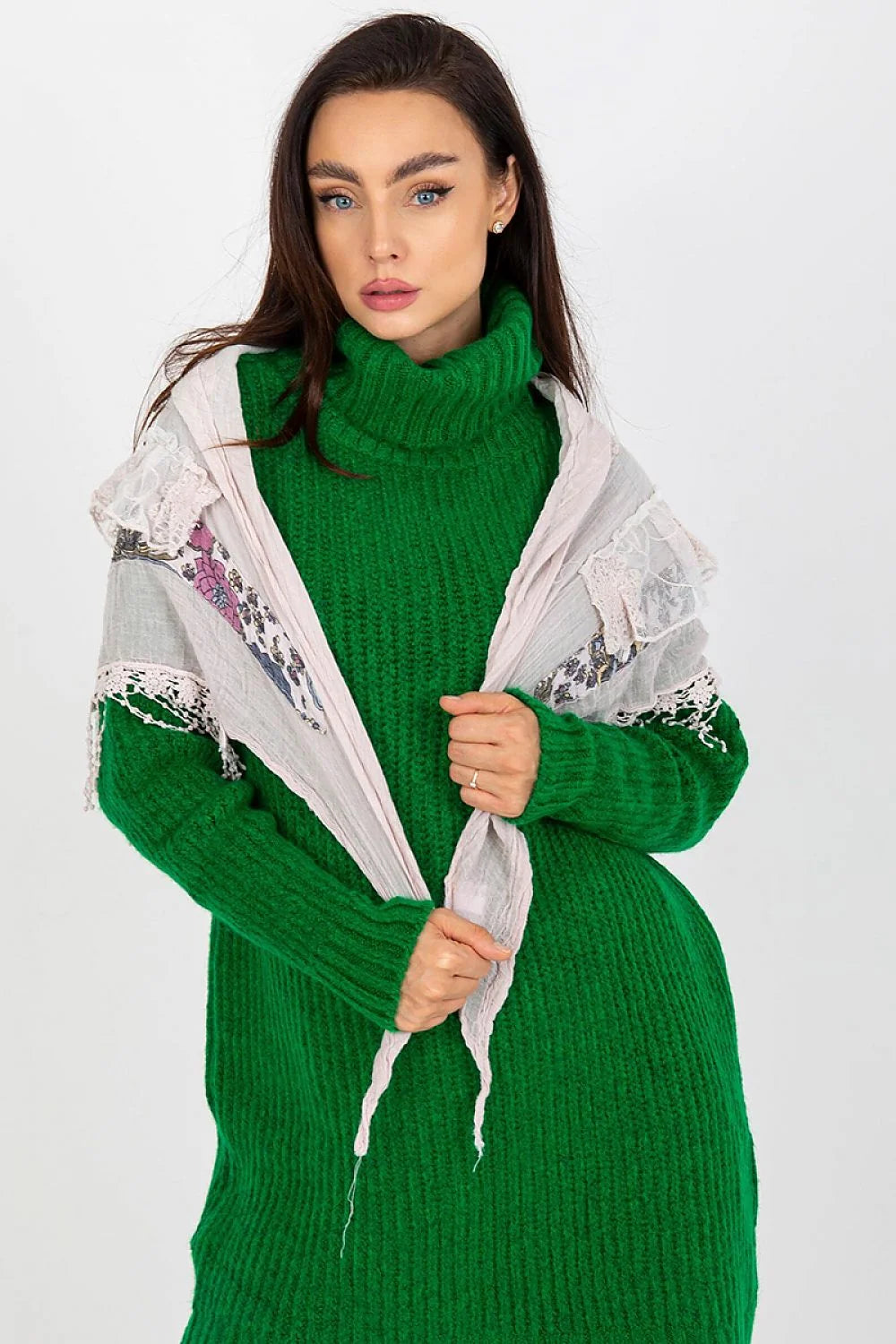 Pull ample en laine maille épaisse vert vibrant col roulé écharpe dentelle fleurie franges boho chic