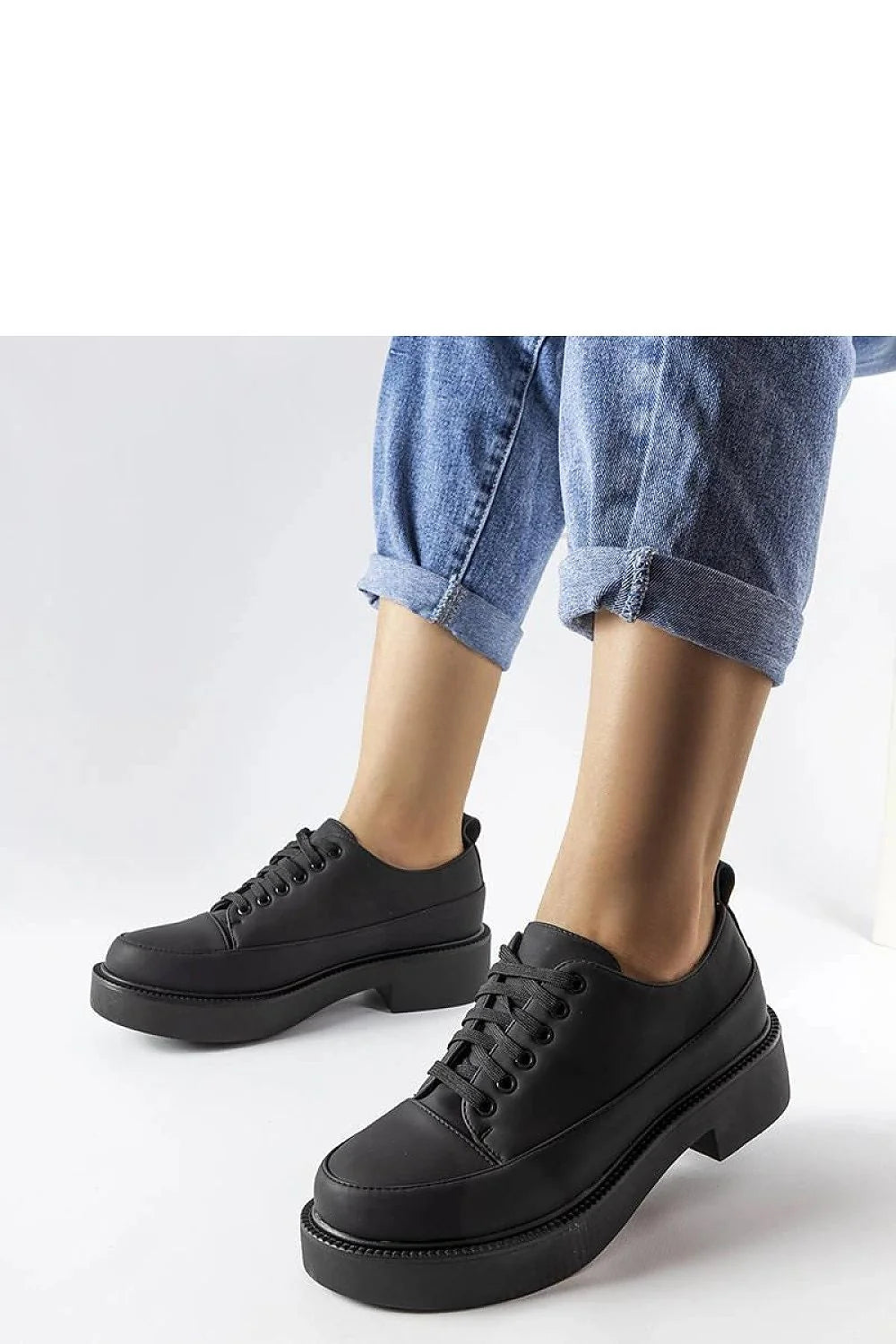 Chaussures basses modernes femmes design épuré semelle épaisse talon plat cuir écologique noire lacets ajustables confort summer