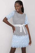 Robe féminine élégante design moderne motifs géométriques floraux tissu respirant coupe droite genoux manches courtes ceinture blanche