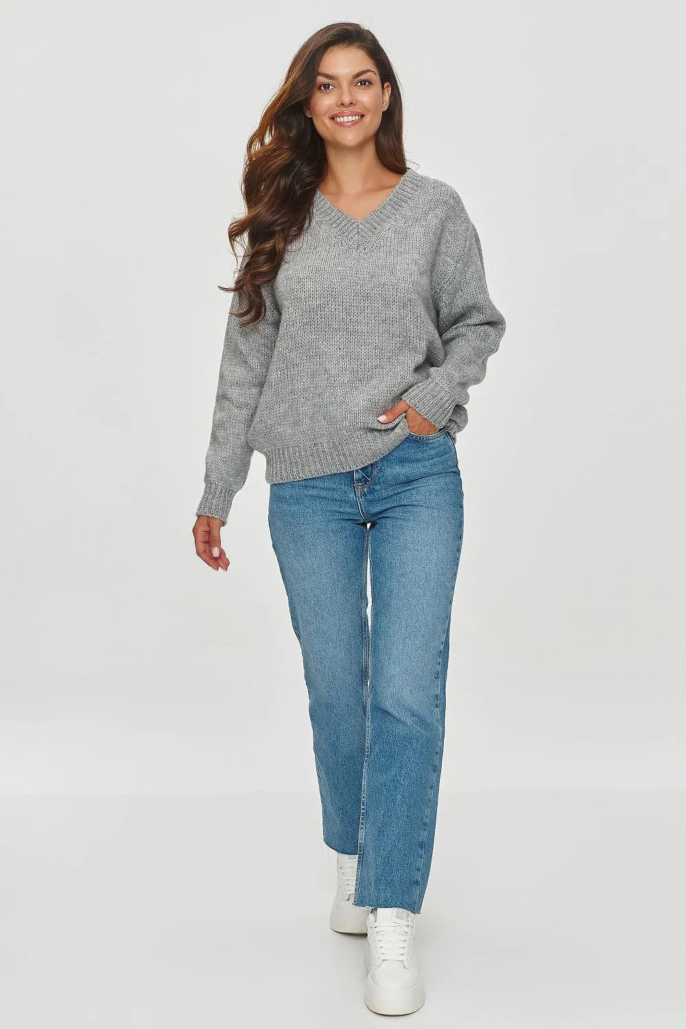 Chandail pour femme en maille douce couleur grise claire encolure en V manches longues amples poignets côtelés coupe ample saison froide