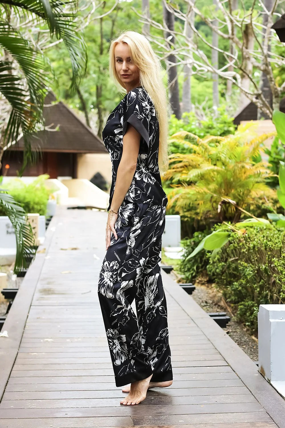 Pyjama Kalimo élégant floral soie satinée coupe large pantalon long chemisier manches courtes occasion soirée ou détente