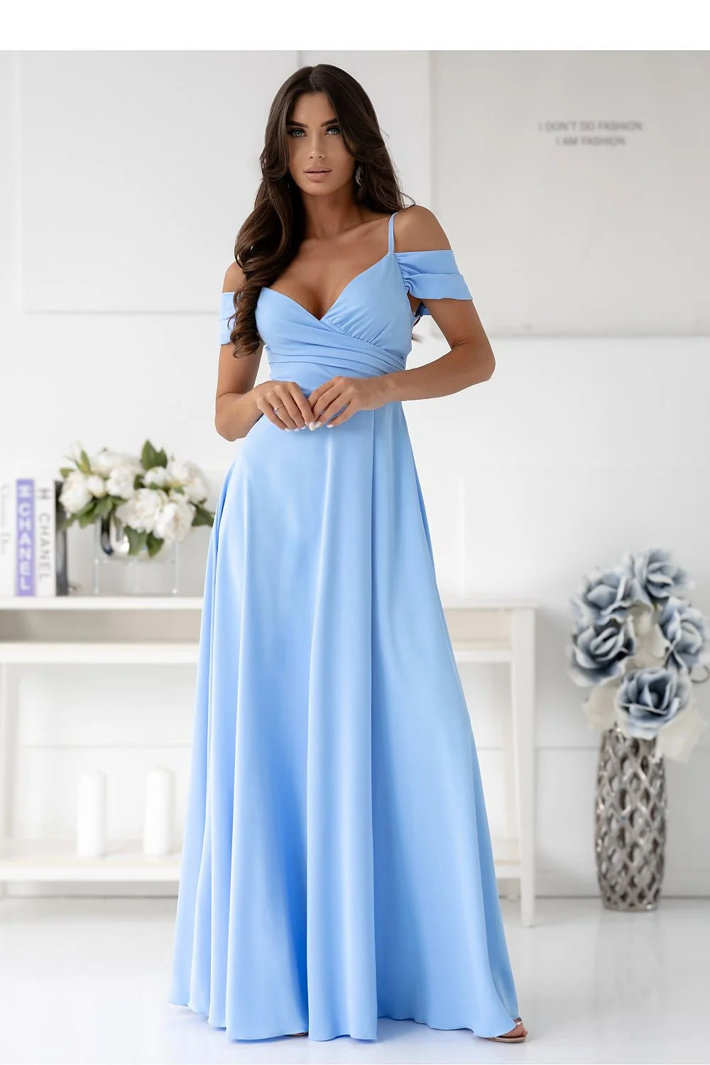 Robe longue élégante style intemporel décolleté V bretelles fines manches tombantes taille cintrée fente bas évasé femme