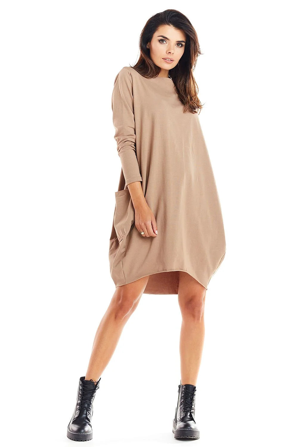 Robe ample coton beige minimaliste manches longues élégante confortable tendance automne pour femmes modernes