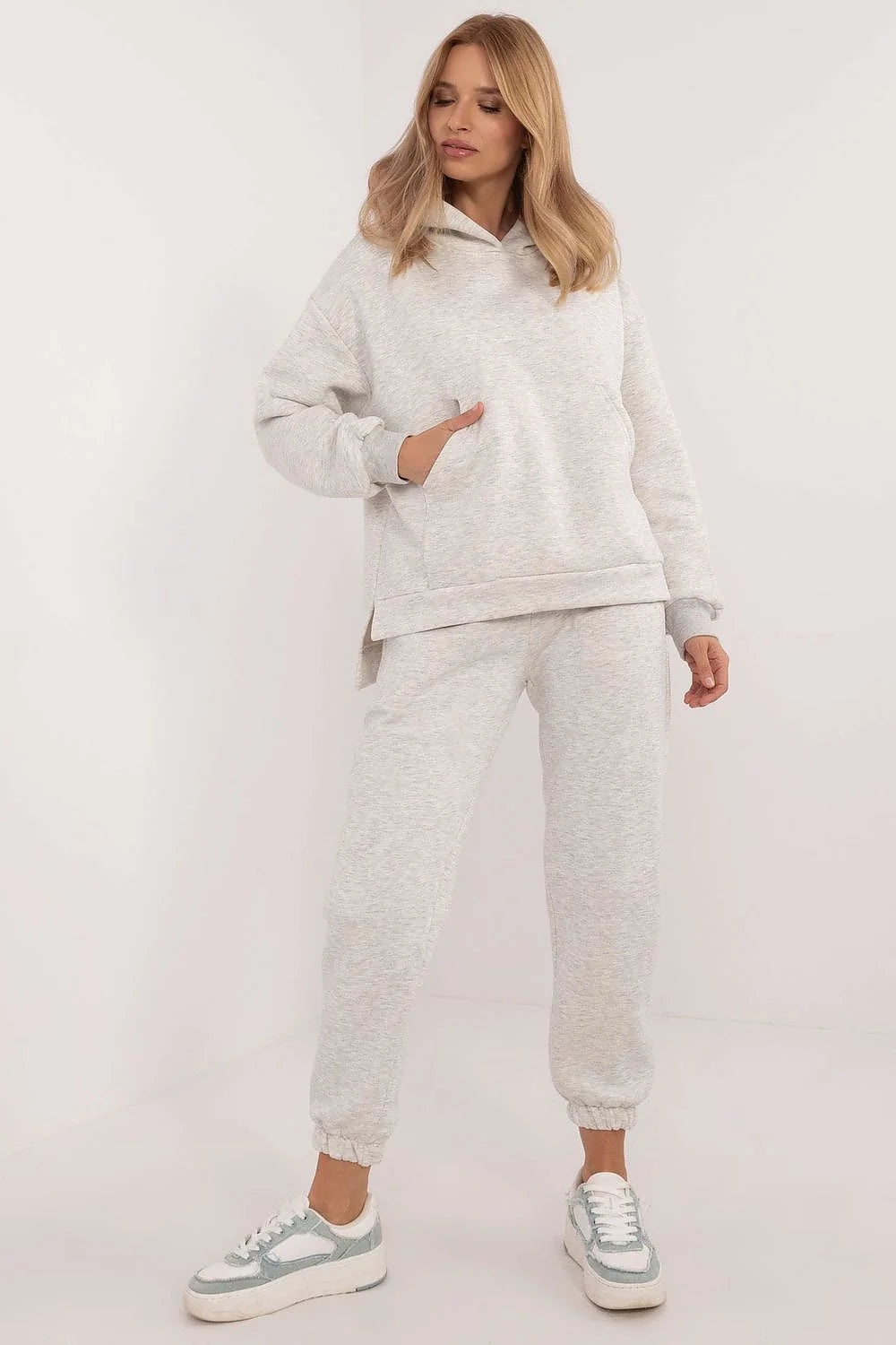 Ensemble de vêtements décontracté pour femmes, sweat à capuche et joggers en coton/polyester, coupe ample, couleur grise claire, confort et durabilité, idéal pour quotidien et loisirs