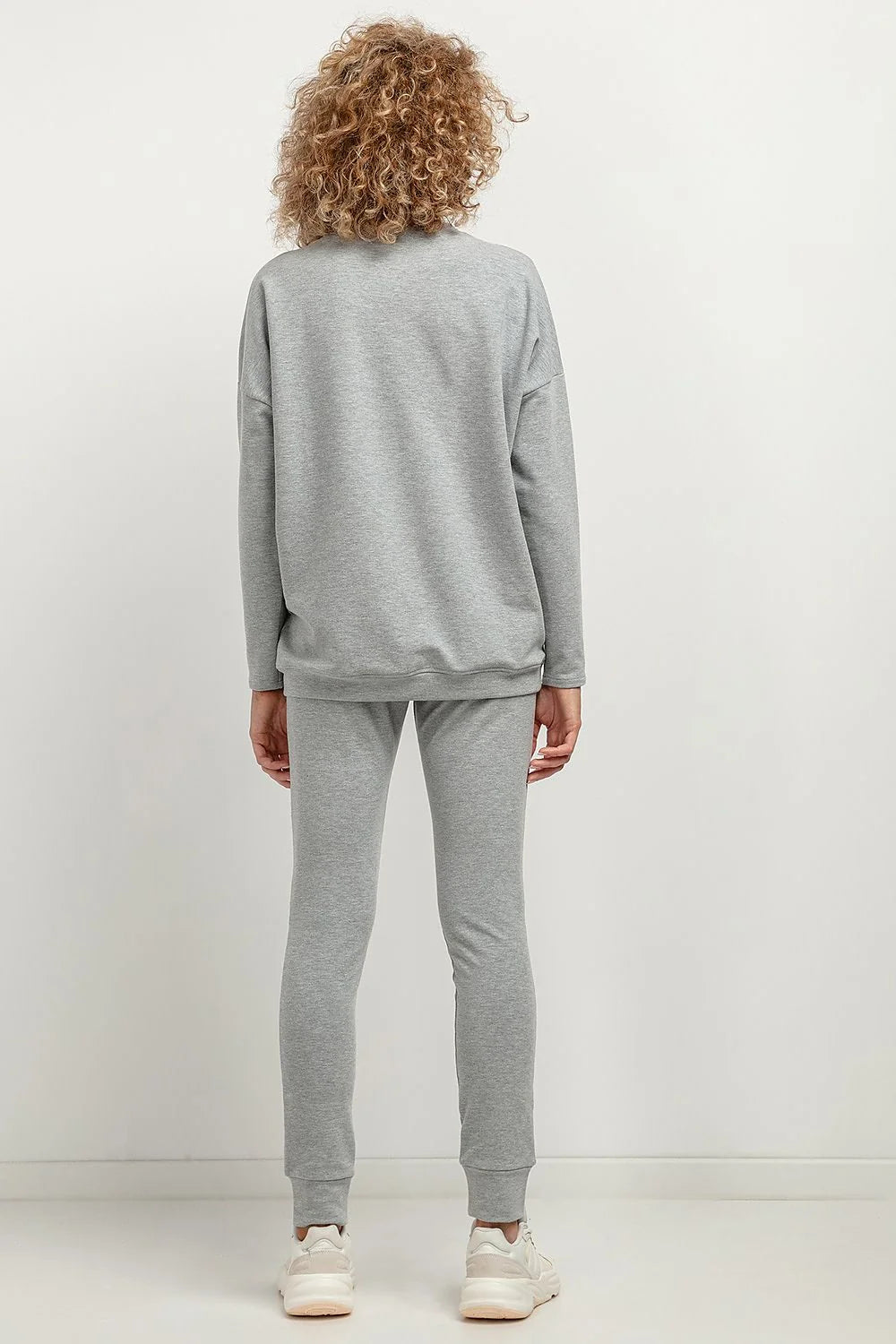 Ensemble décontracté pour femme en coton-polyester gris clair, style minimaliste, coupe ample et confortable, pantalon ajusté, tissu doux, idéal pour la maison ou les sorties