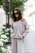 ensemble femme sweat oversize encolure V asymétrique débardeur pantalon large élastique cordon poches latérales taupe clair molletonné fluide décontracté confort