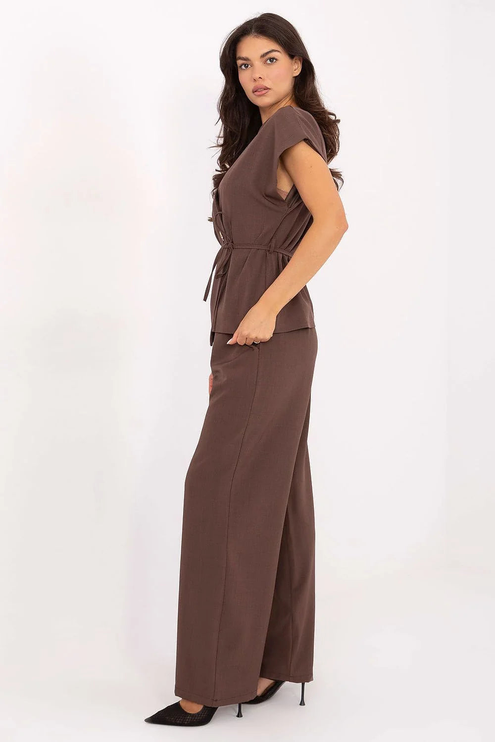 tailleur pantalon femme brun chocolat viscose polyester fluide élégant large taille haute ceinture nouer manches courtes col V
