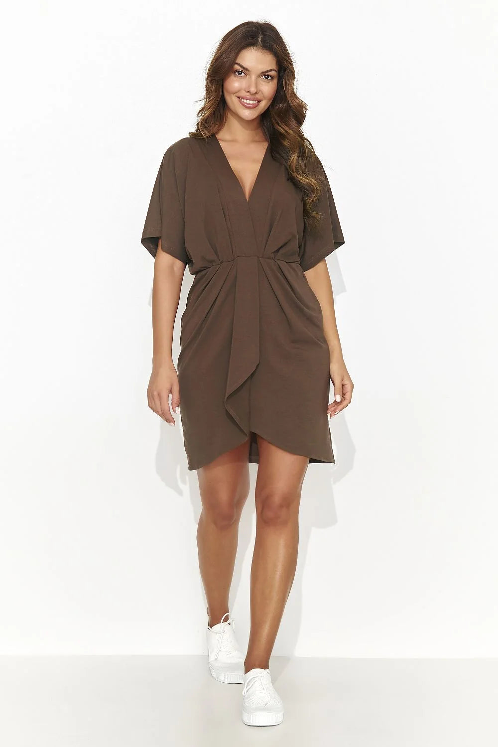 Robe de jour élégante en marron terre, coupe ajustée, décolleté en V, manches courtes, matériau fluide, femme