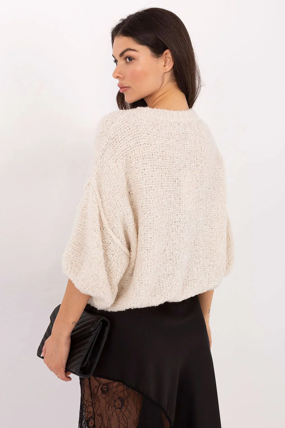 cardigan femme oversize maille bouclette écru coupe courte épaules tombantes manches troisquarts boutonnière gros boutons décoratifs pelucheuse mohair cosy chic