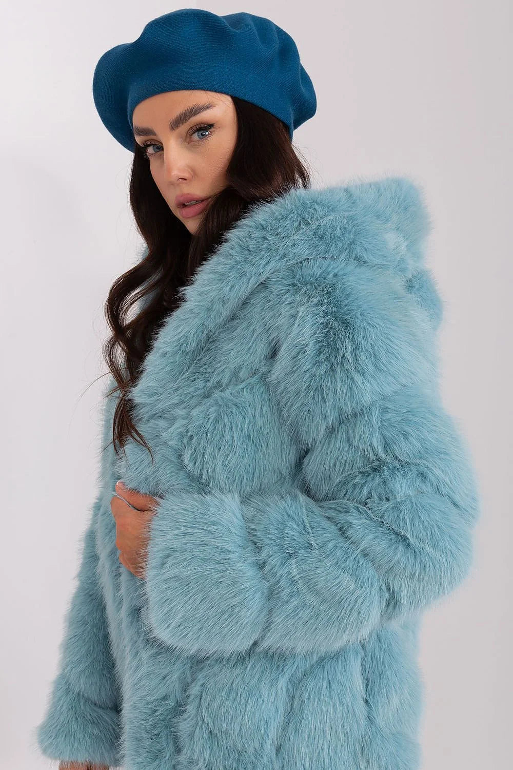 Manteau élégant pour femmes en matière imitation fourrure couleur bleu pâle coupe ample longueur mi-long manches bouffantes col large et doux