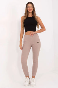 pantalon jogger femme slim taupe maille côtelée extensible coton élasthanne taille haute jambes fuselées chevilles poches latérales confortable athleisure