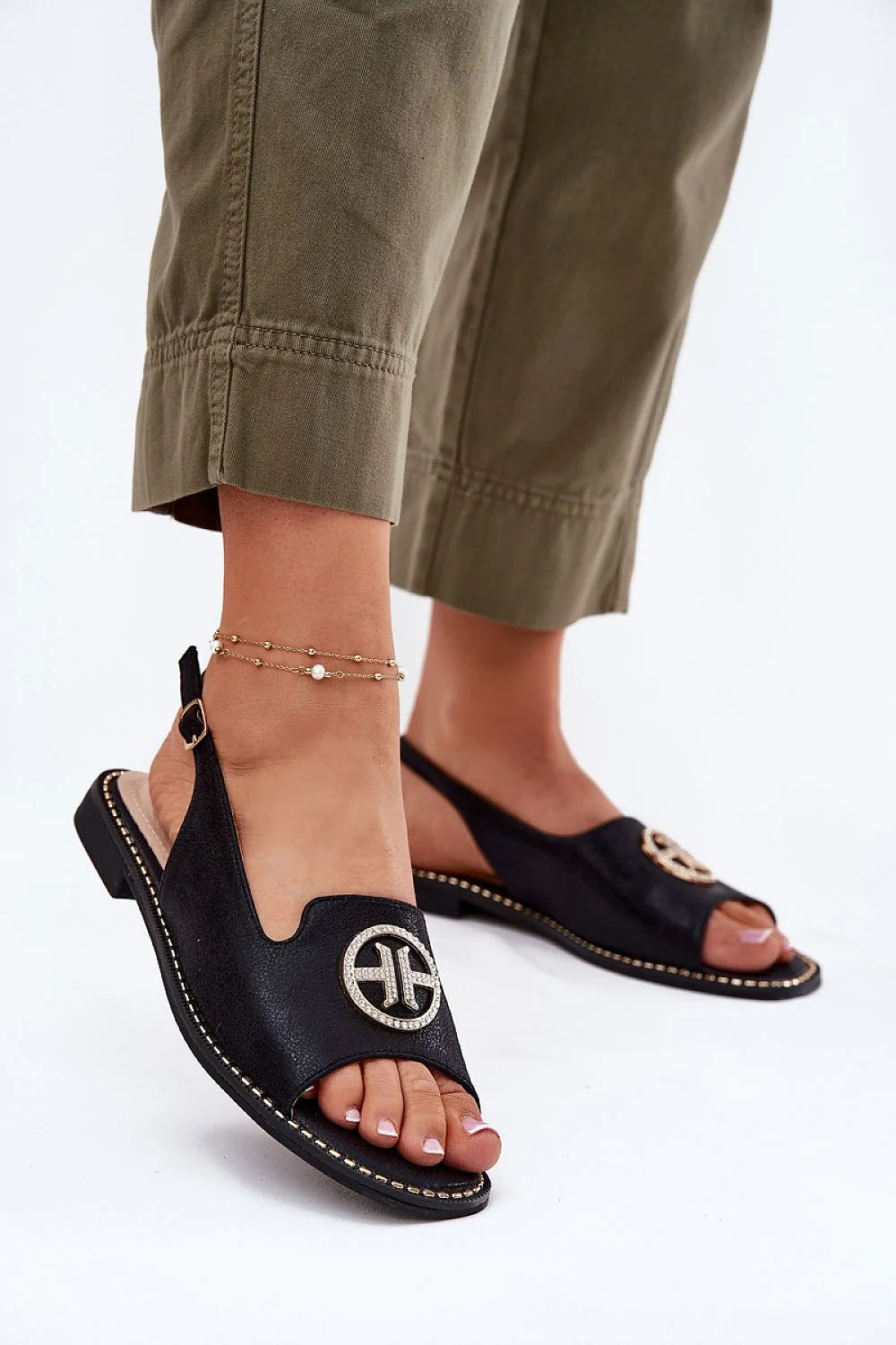 Sandales femmes chic moderne cuir noir logo métallique strass doré style slingback ajustable confortable été élégant occasion