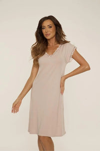 Chemise de nuit élégante et confortable pour femme en dentelle beige manches courtes encolure V robe de maison longueur genoux