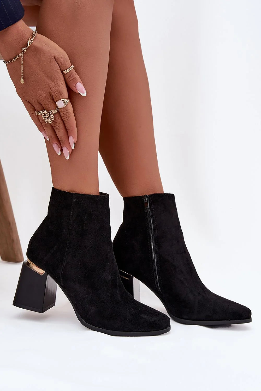 bottines cheville femme suède noir effilée bout pointu talon bloc géométrique métallique doré semelle fine urbaine élégante écologique