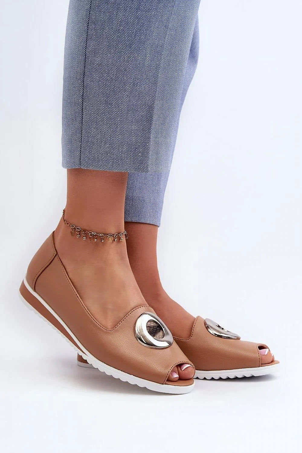 Escarpins femmes couleur camel cuir artificiel semelle blanche ornements métalliques confortable élégant occasion décontractée semi-formelle