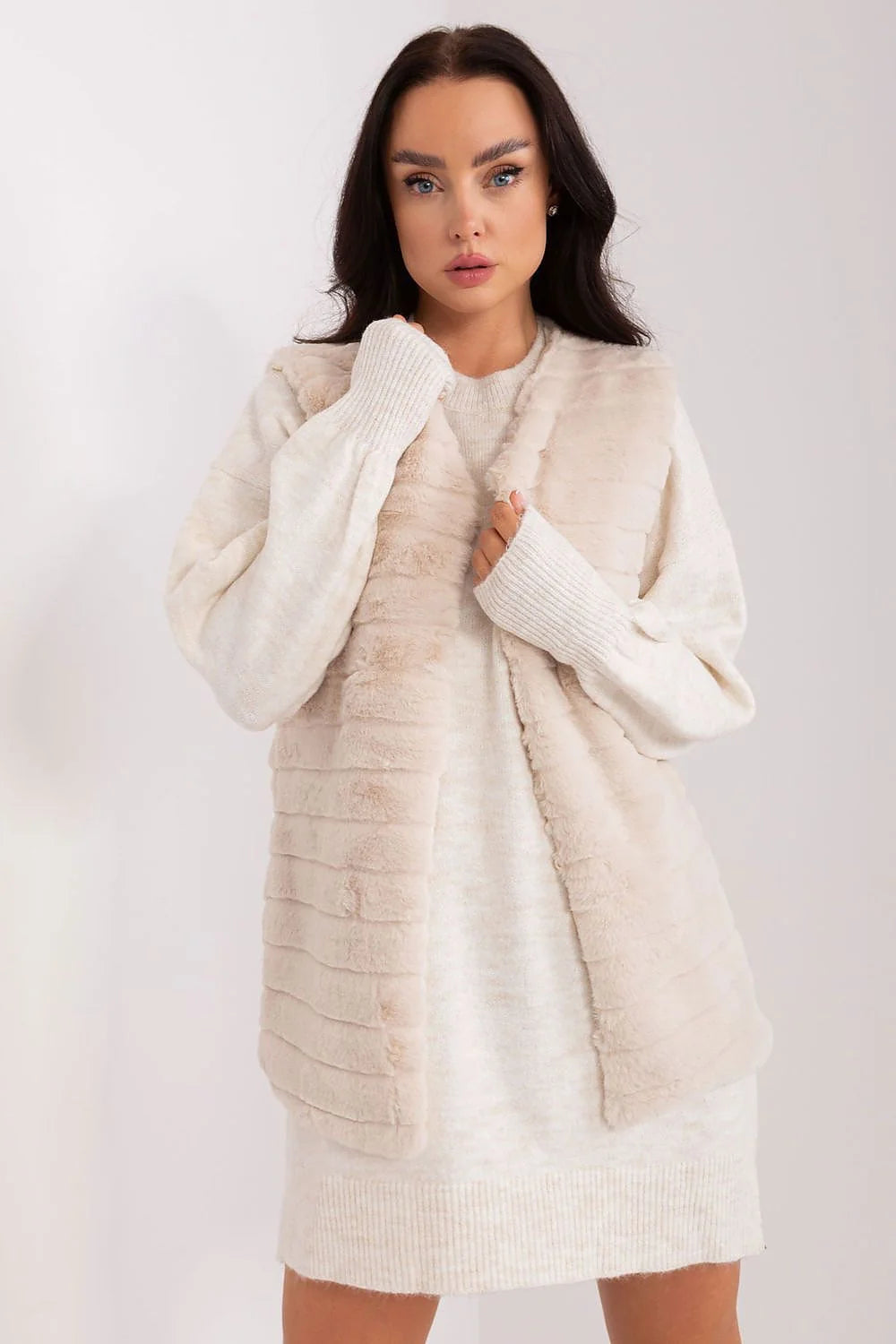Gilet sans manches Och Bella en fausse fourrure beige pâle robe pull crème col rond manches longues occasion décontractée semi-formelle