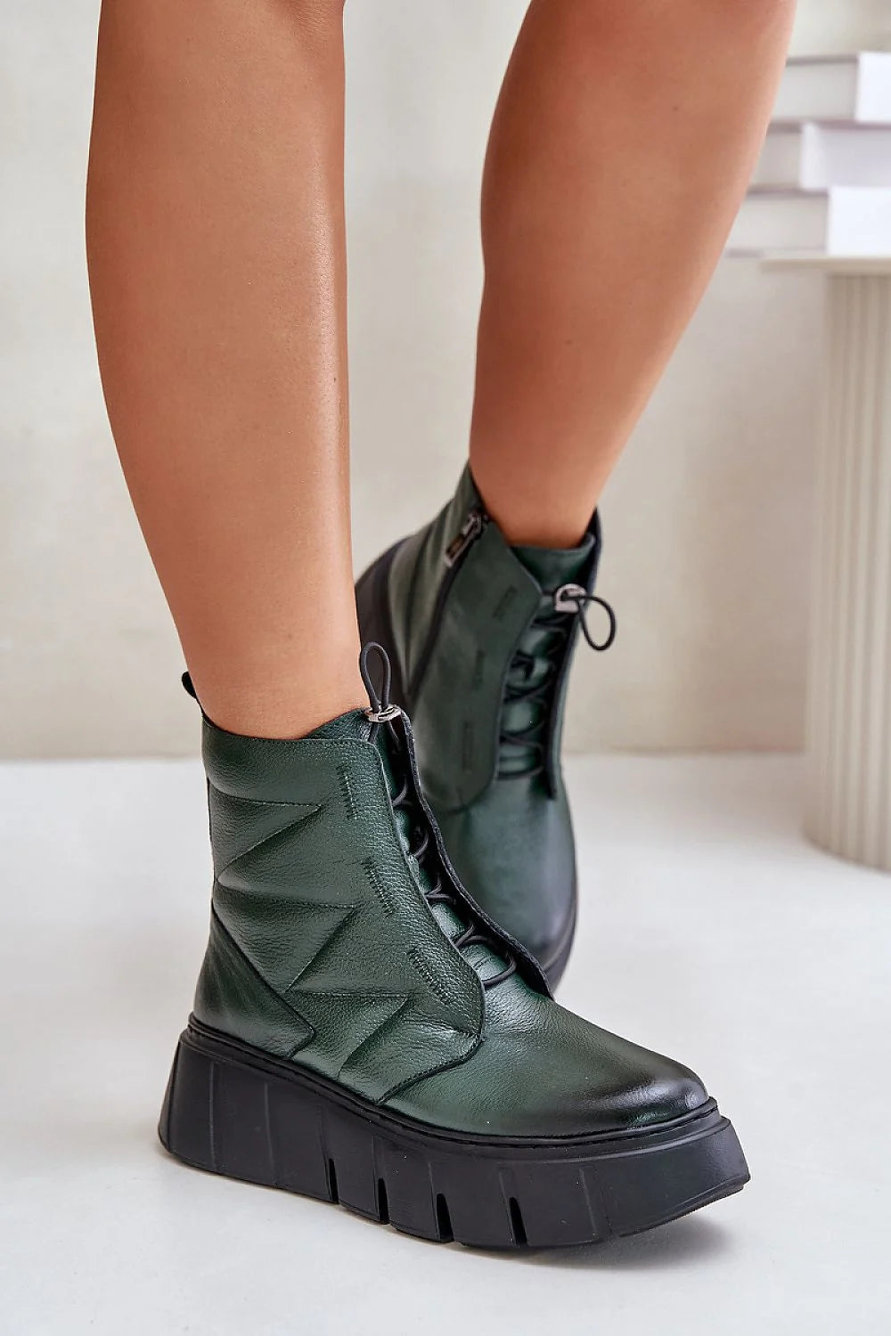 bottines chelsea vert foncé cuir synthétique texturé tige montante élastique latéral fermeture éclair plateforme talon compensé semelle crantée surpiqûres zigzag