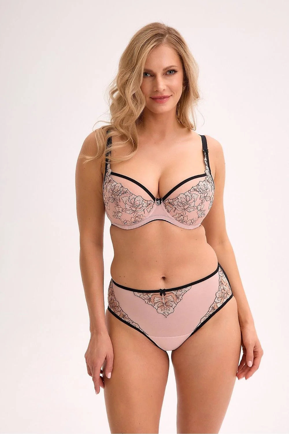 soutien gorge balconnet armatures semi rembourré rose poudré broderie florale noire brodé décolleté bretelles réglables bande ajustable culotte mi haute