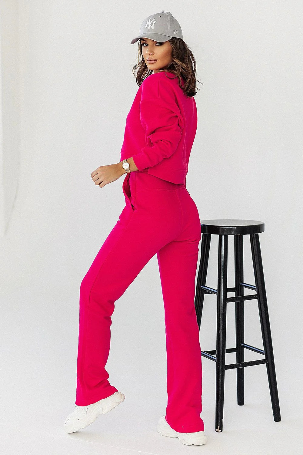 Pantalon survêtement IVON femme, style décontracté, coton élasthanne, taille haute, poches latérales, couleur verte émeraude, coupe droite, élastique confortable, look intemporel, occasion quotidienne, élégance subtile, vêtement polyvalent, mode féminine