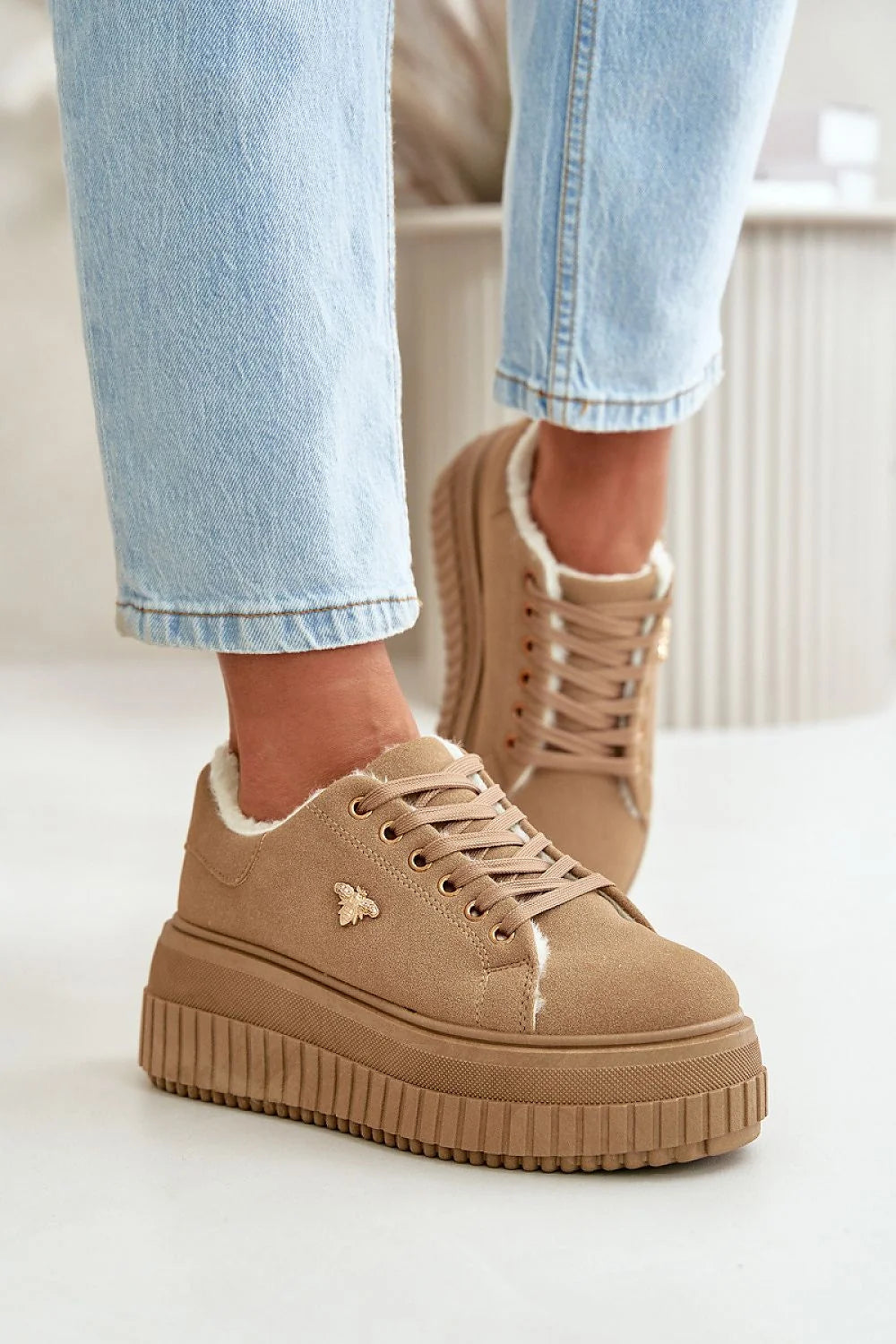 chaussures femme moderne confortable plateforme épaisse fourrure beige daim synthétique doublure chaude lacets plats œillets dorés motif abeille semelle adhérente