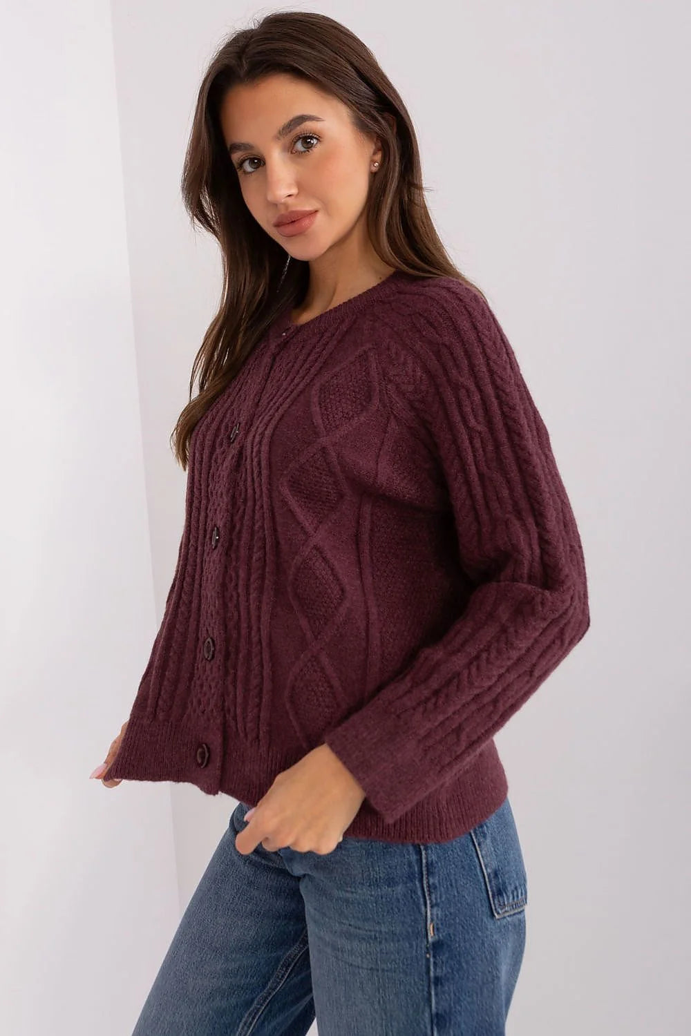 Cardigan femme couleur prune motifs tricot torsadés manches longues encolure ronde boutons assortis longueur standard tricot côtelé