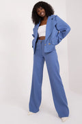 Tailleur féminin complet bleu vif coupe structurée épaules oversized manches longues pantalon large