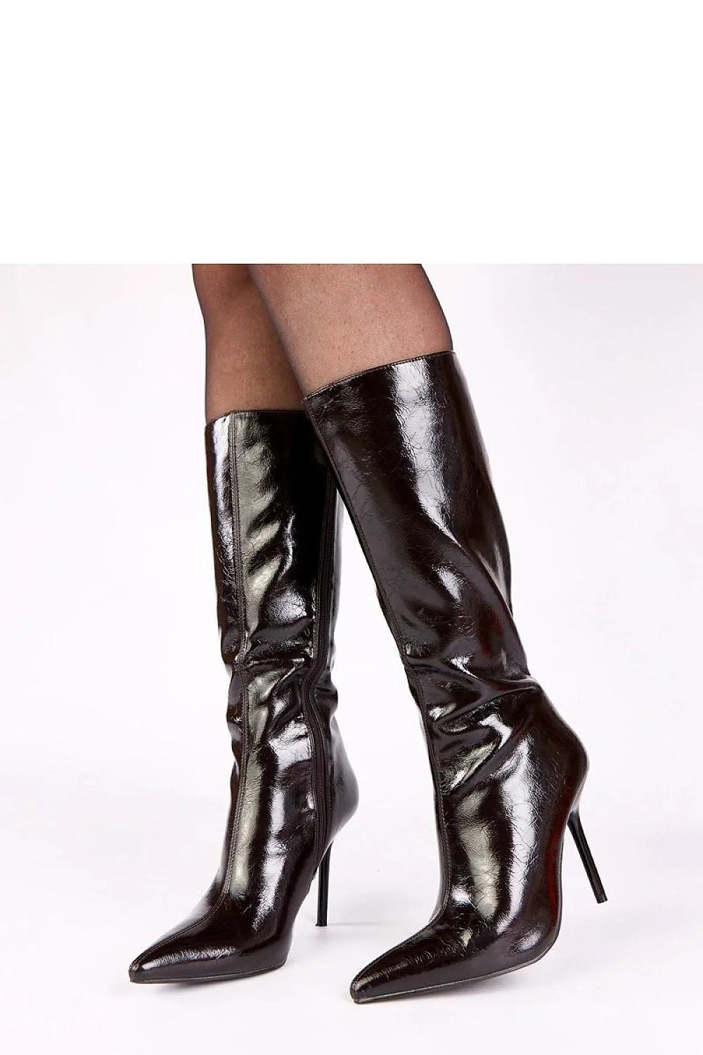 bottes montantes vernis noires talon aiguille 10cm bout pointu tige 32cm coupe slim effet plissé brillante silhouette élancée
