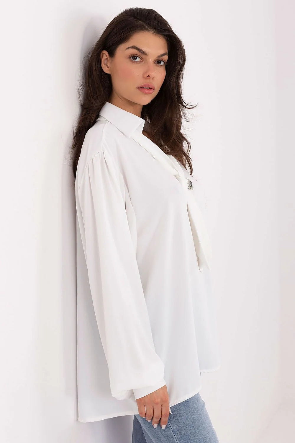 chemisier élégant féminin femme polyester léger soyeuse coupe allongée manches longues bouffantes encolure plongeante nœud réglable broche amovible