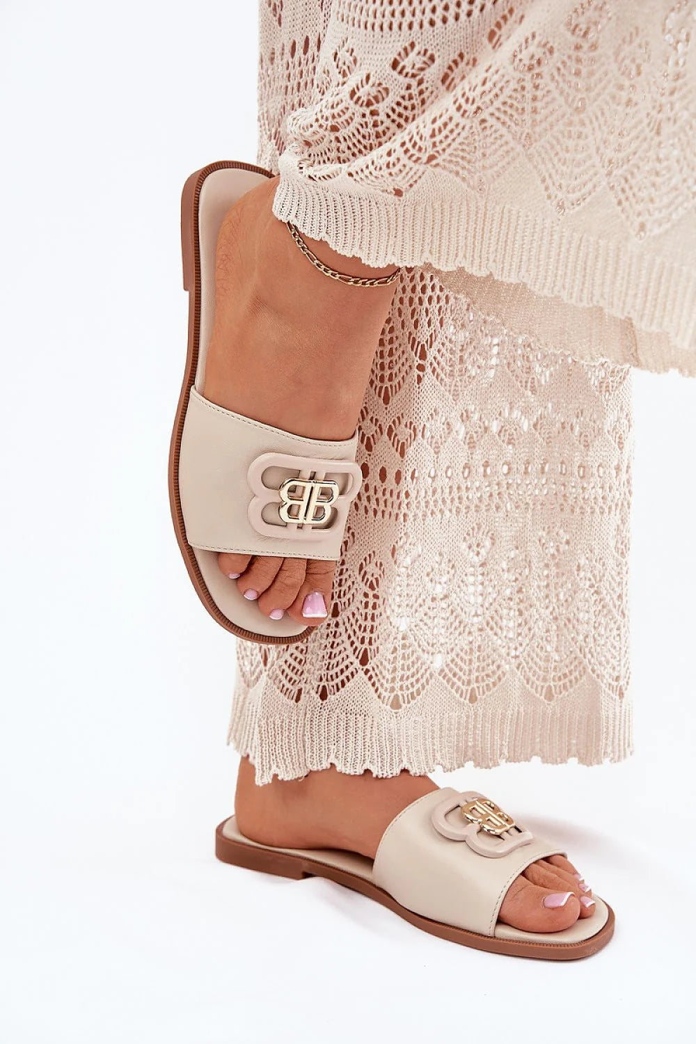Sandales pour femmes confortables et élégantes talon plat ornement métallique beige occasion été quotidienne