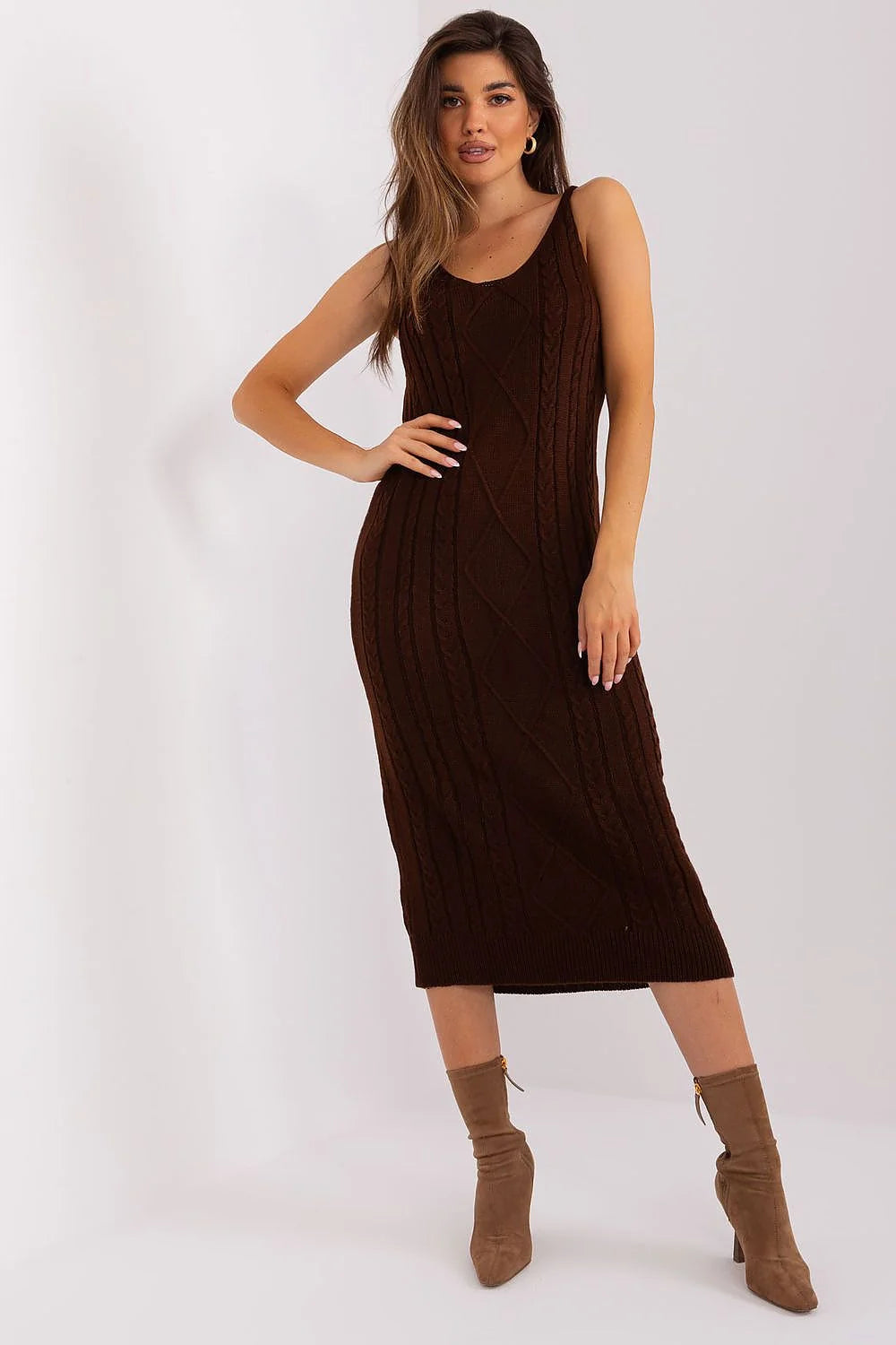 Robe en tricot longue élégante pour femme, marron foncé, col en V, coupe ajustée, bretelles fines, finitions côtelées, idéale pour les occasions décontractées ou semi-formelles