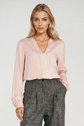 chemise blouse femme manches longues col V viscose légère fluide satinée rose poudré coupe régulière poignets froncés boutonnée base droite