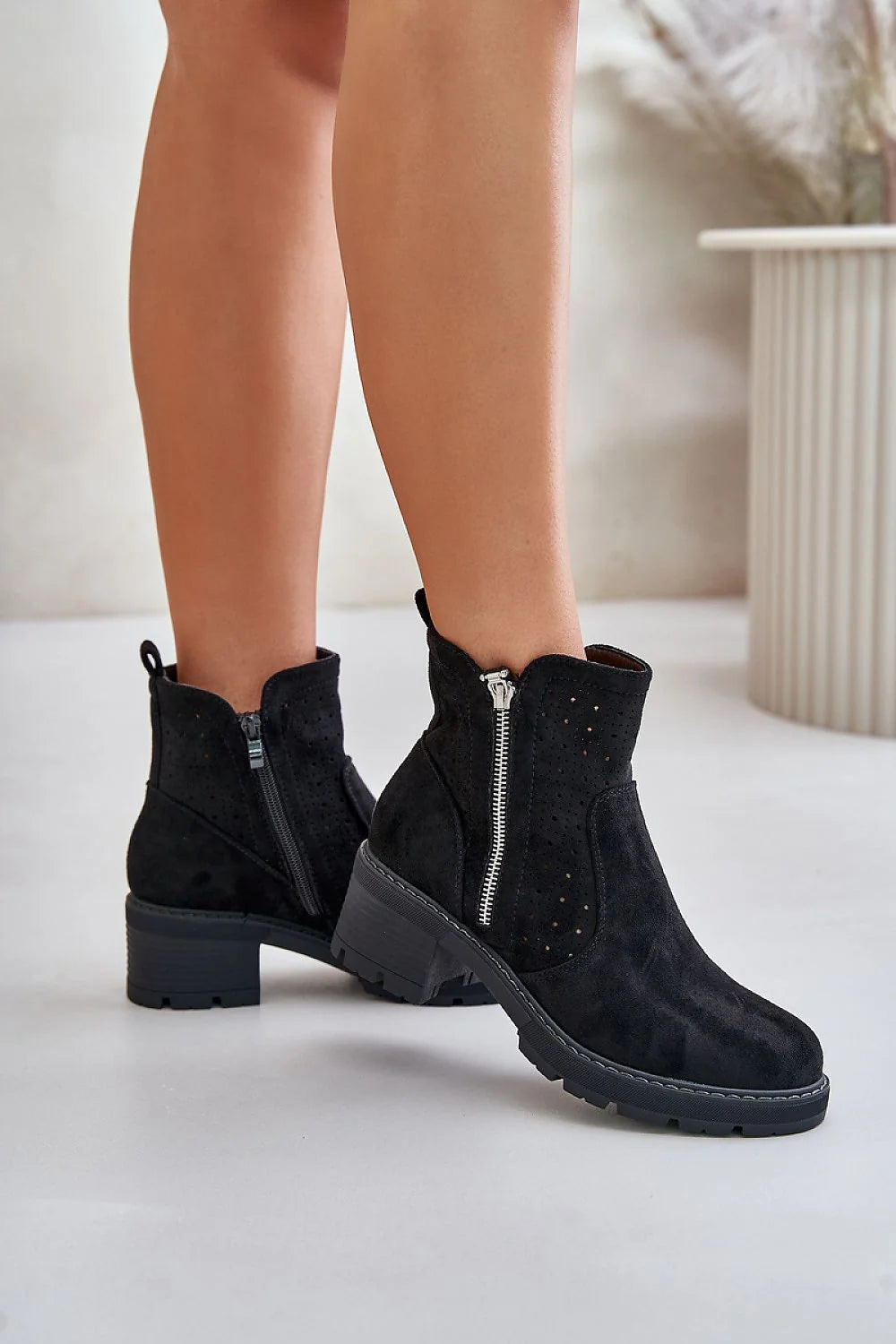 Bottines en cuir suédé noir talon carré 4cm fermeture zip métallique argenté perforations décoratives polyvalentes pour femmes