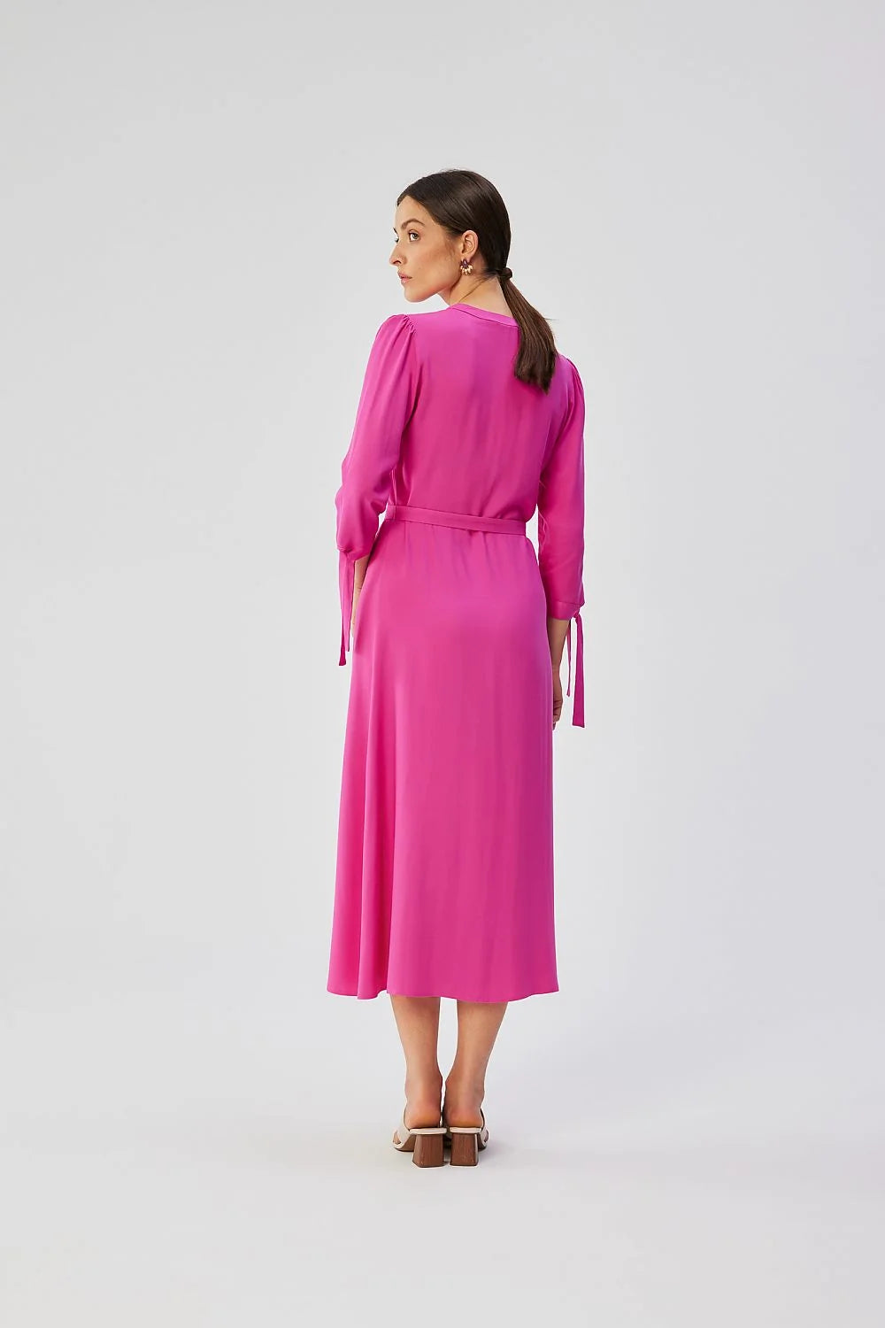 robe jour élégante viscose fluide fuchsia midi coupe aline encolure V boutonnage central manches troisquarts poignets noués ceinture taille boucle