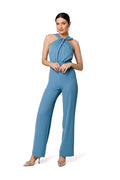 Combinaison Makover élégante pour femme épaules ouvertes tissu bleu clair asymétrique décolleté noué buste ajusté pantalon large