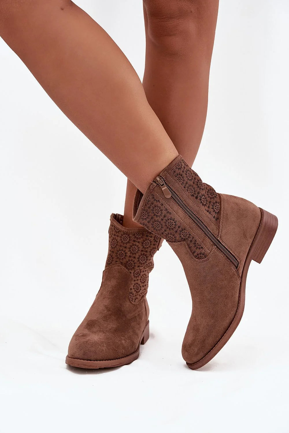 bottines femme suédine cognac bohème western perforées motif floral bout rond talon bas bloc fermeture éclair latérale confort quotidien