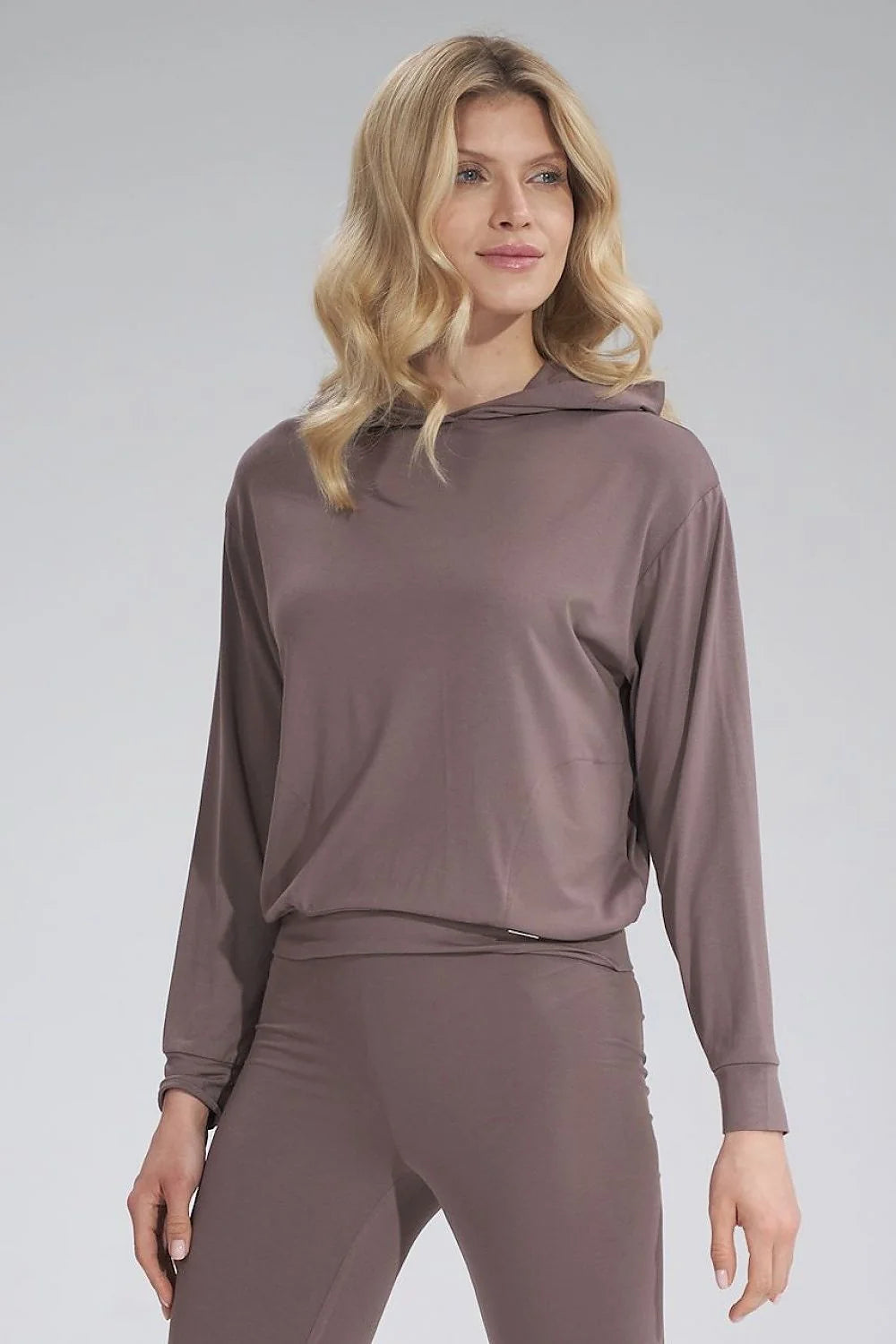 Ensemble détente femme taupe sweatshirt capuche pantalon ajusté viscose élasthanne style minimaliste confort ultime