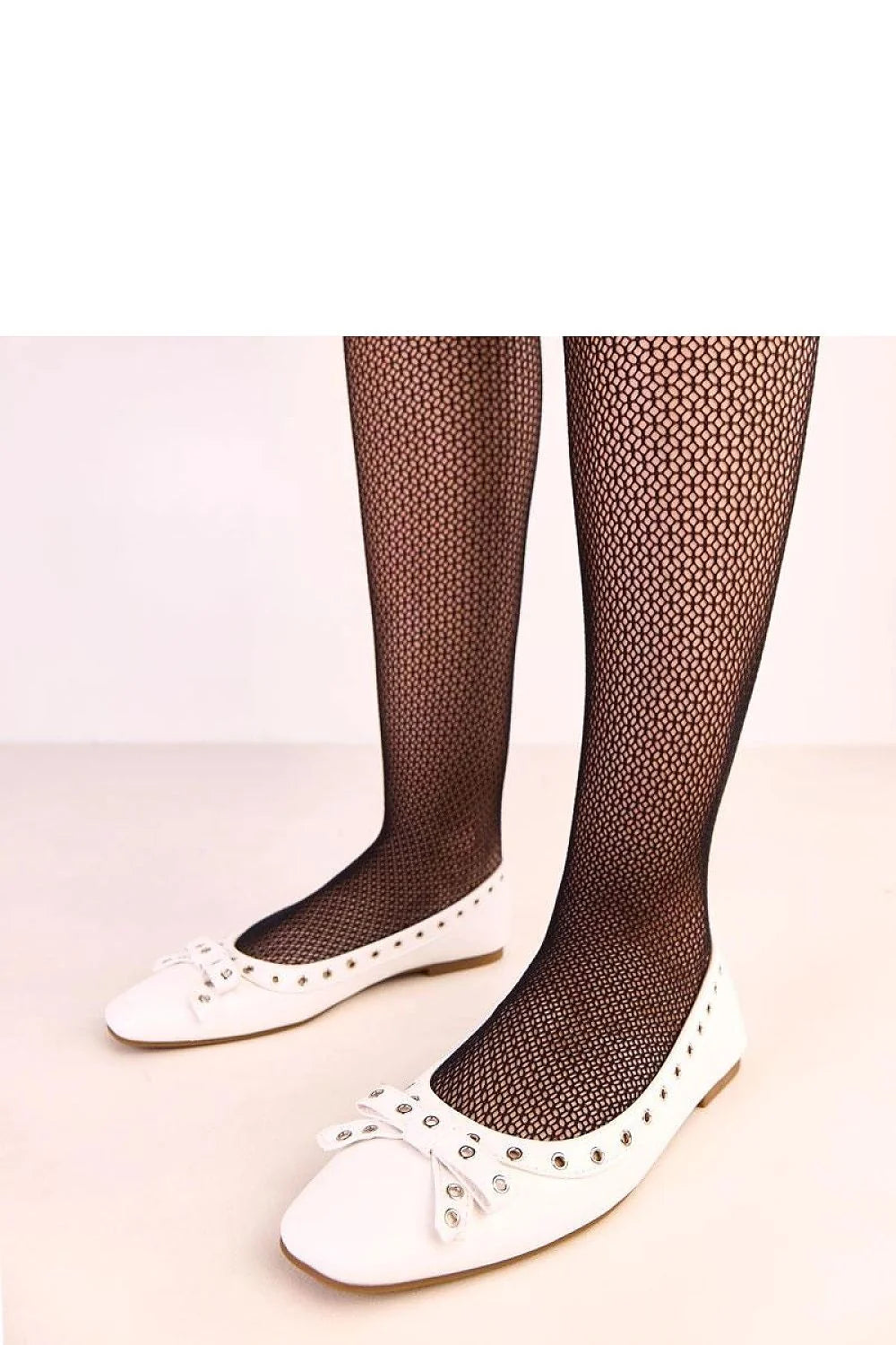 ballerines femme élégantes charmantes classiques basses bout carré oeillets metalliques noeud delicat rivets cuir ecologique semelle interieure talon plat confort