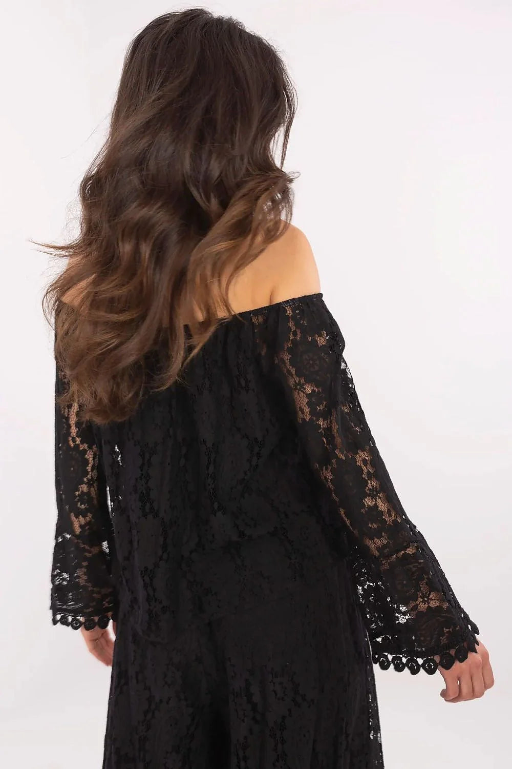 ensemble dentelle noire romantique Bardot épaules dénudées manches longues évasées ourlet festonné laçage pompons taille haute fluide élastiquée motif floral