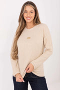 pull femme maille côtelée beige col rond manches longues coupe décontractée tricot doux confortable léger stretch badge doré