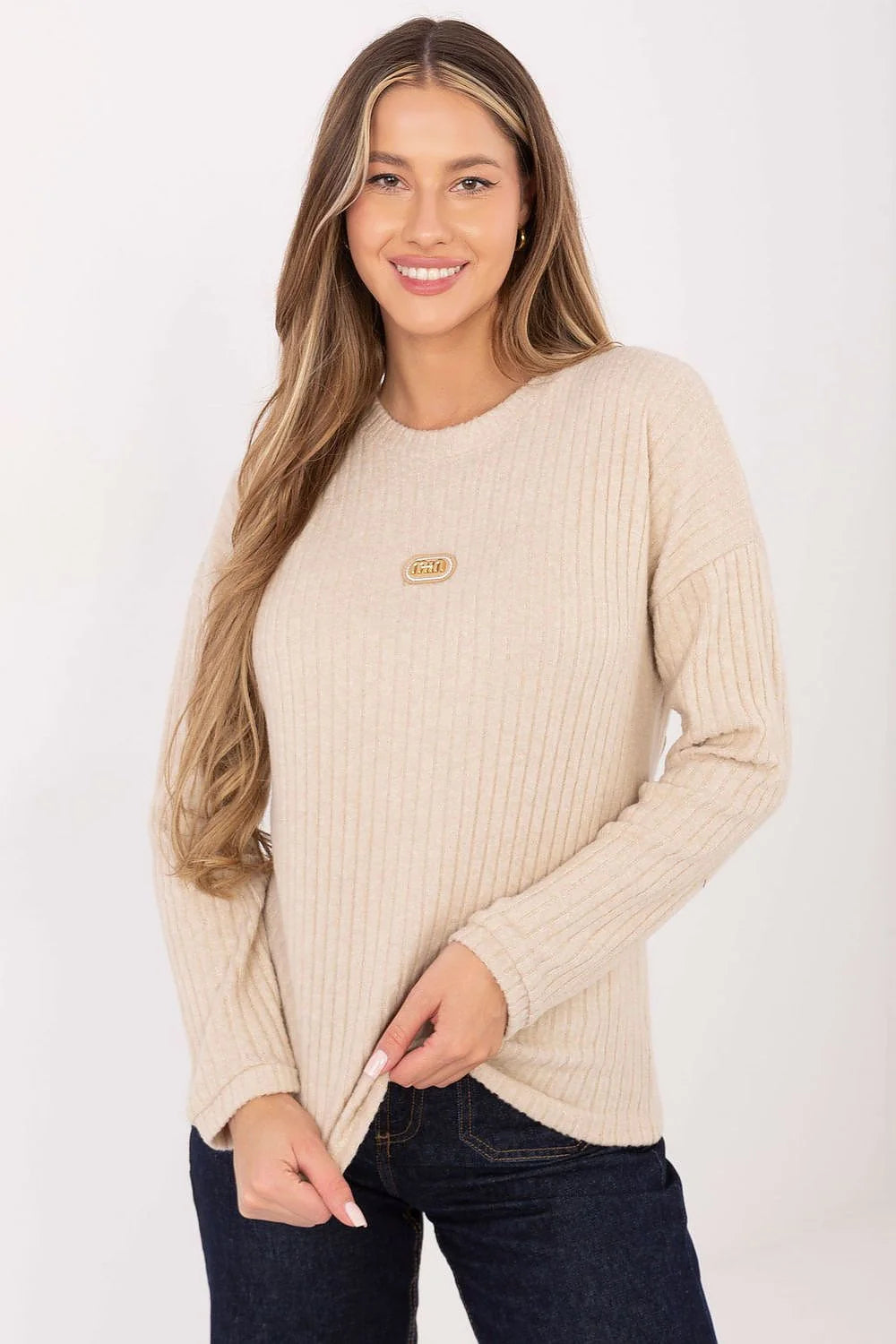 pull femme maille côtelée beige col rond manches longues coupe décontractée tricot doux confortable léger stretch badge doré