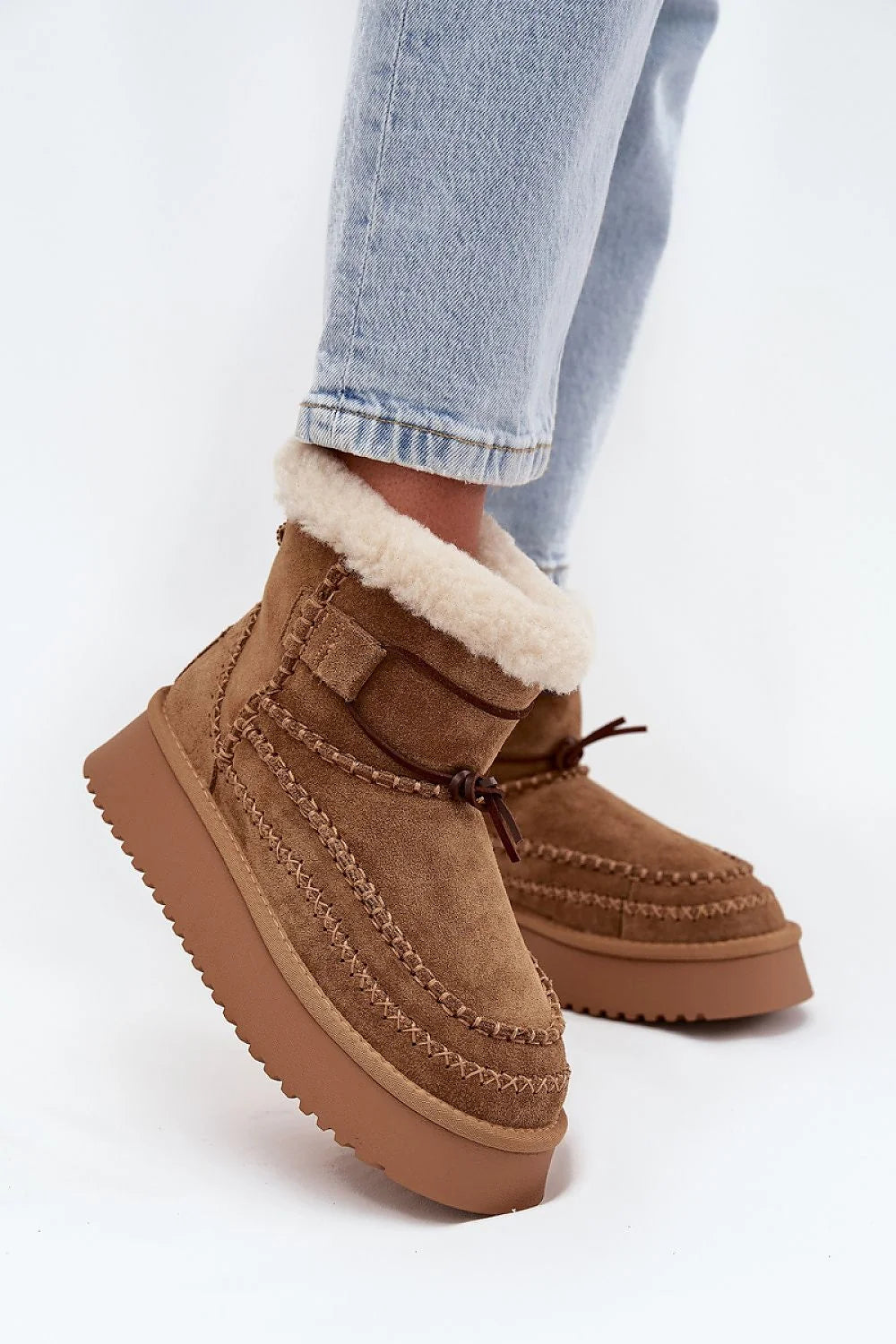 bottes neige femme BigStar suède camel cuir doublure fourrure plateforme stable semelle crantée gomme sherpa crème surpiqûres coutures décoratives enfilage