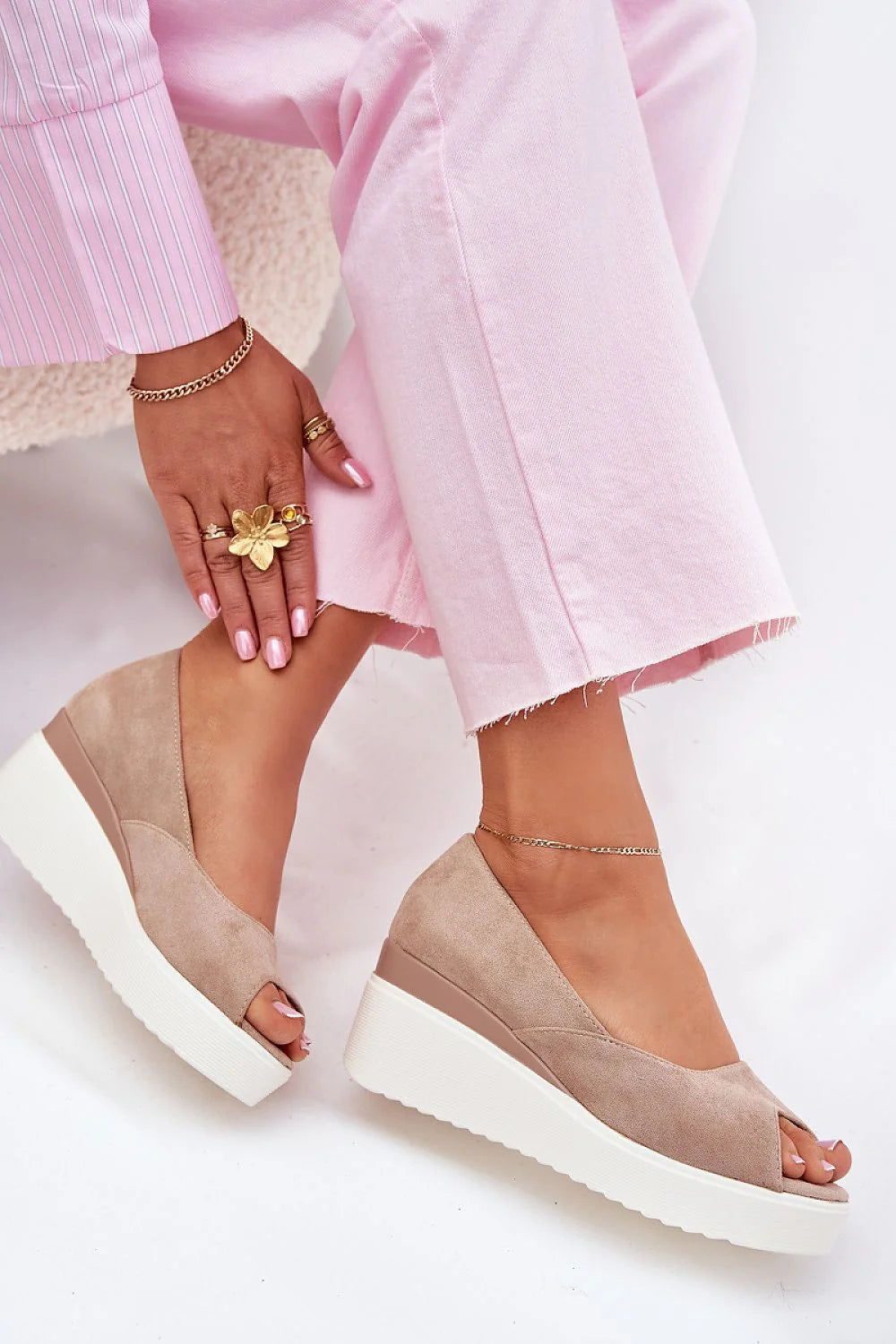 sandales femme compensées élégantes modernisées ouvertes peeptoe suédé synthétique écologique beige taupe plateforme blanche semelle rembourrée maintien cheville chaîne confortable